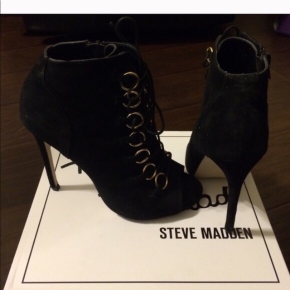 Super cute black lace up Steve Madden bootie heel - Picture 3 of 5